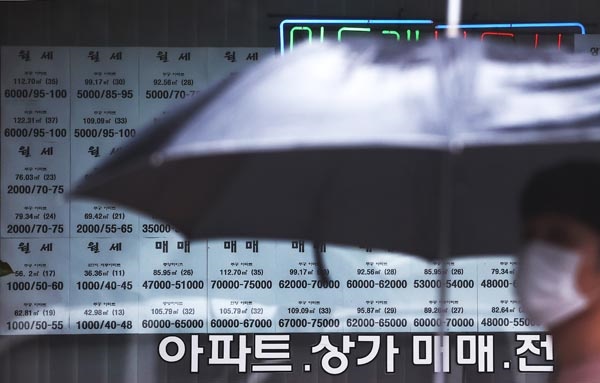  9일 노원구의 한 부동산에 전월세, 매매 매물 안내문이 써붙어 있다. 