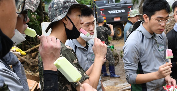 8월 11일 거창군 고제면 산양마을 수해복구 현장의 군인.