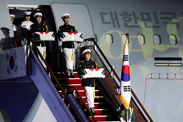 지난 6월 25일 경기도 성남 서울공항에서 열린 6.25전쟁 70주년 행사에서 국군 전사자 147명의 호국영웅이 한국으로 귀국했다.