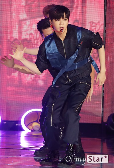 '더쇼' 강다니엘, 파워댄스! 강다니엘 가수가 11일 오후 서울 마포구 SBS프리즘타워에서 생방송으로 열린 SBS MTV <더쇼>에서 열창을 하고 있다.