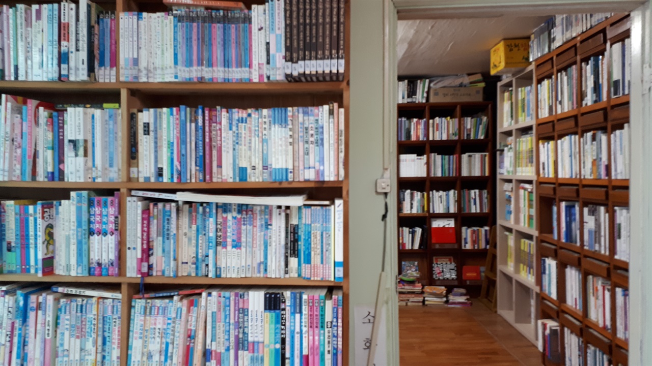   시골주택을 개조한 도서관인데 방마다 책이 빼곡하다.