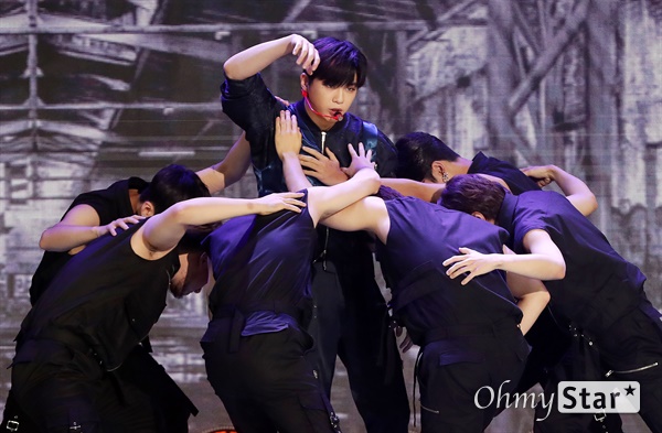 '더쇼' 강다니엘, 댄서들과 춤을 강다니엘 가수가 11일 오후 서울 마포구 SBS프리즘타워에서 생방송으로 열린 SBS MTV <더쇼>에서 열창을 하고 있다.
