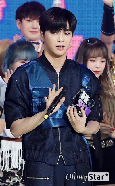 '더쇼' 강다니엘, 1위! 강다니엘 가수가 11일 오후 서울 마포구 SBS프리즘타워에서 생방송으로 열린 SBS MTV <더쇼>에서 1위를 한 뒤 인사를 하고 있다.