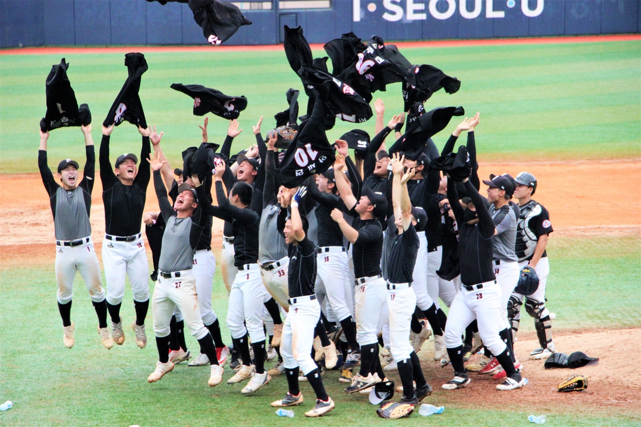  11일 청룡기 우승의 순간 장충고 선수들이 유니폼을 하늘로 던지며 승리를 자축하고 있다.