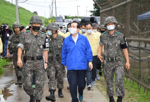 정세균 국무총리가 11일 기록적인 호우로 침수피해를 입은 강원 중부전선 전방부대를 방문해 피해 상황을 점검하고 있다.