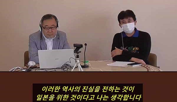 니시다 다카시씨(오른쪽)가 스튜디오에서 재일 한국인 공동출연자 김상헌씨와 함께 '일본의 미디어가 전하지 않는 주간한국뉴스'를 촬영하고 있다.
