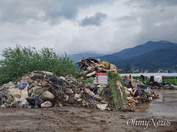 11일 전남 곡성군의 한 마을에 버려진 수해 쓰레기. (사진제공: 독자 이동현님)
