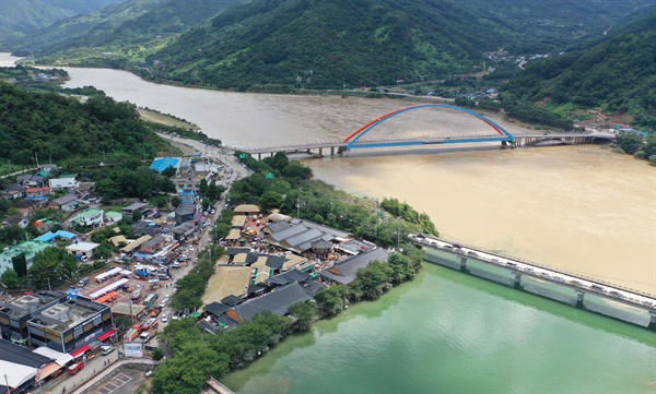 지난해 8월 경남 하동군 화개면 탑리 화개장터 침수 현장 뒤로 섬진강이 흐르고 있다. 화개장터는  400㎜ 이상 폭우로 마을이 침수됐다.