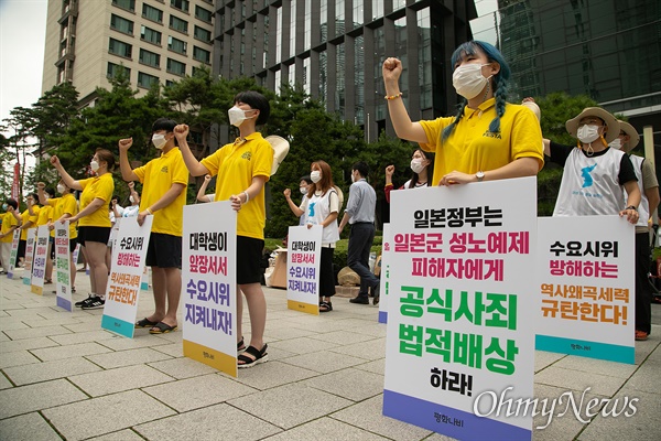 일본군성노예제 문제해결을 위한 수요시위를 지키기 위해 평화나비네트워크 소속 대학생들이 12일 오후 서울 종로구 일본대사관앞에서 집회를 하고 있다.