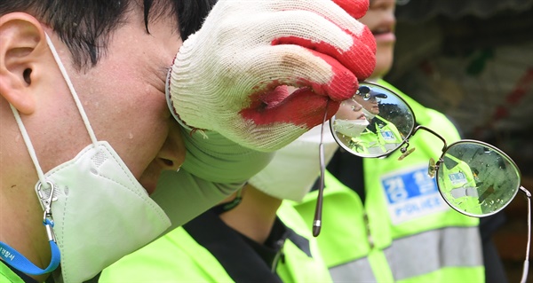 거창 수해복구 현장에서 한 경찰관의 땀방울.