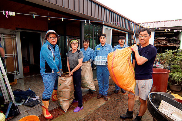 광양피엠씨텍 직원 10여명이 구호물품을 들고와 봉사활동을 벌이고 있다. 이런 손길이 수재민들의 힘을 북돋아준다.