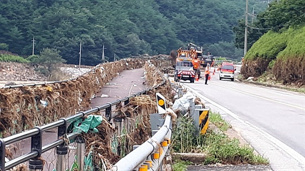 엄청난 물이 도로를 덮쳐 쓰레기들이 자전거 도로 방책에 걸려있고 근로자들이 유실된 도로를 복구하고 있었다. 도깨비마을 인근 도로 모습이다