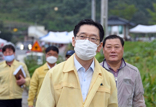 12일 오전 비가 내리는 가운데, 집중호우로 침수피해를 입은 합천군 쌍책면 건태마을 찾은 김경수 경남도지사가 현장을 둘러보고 있다.