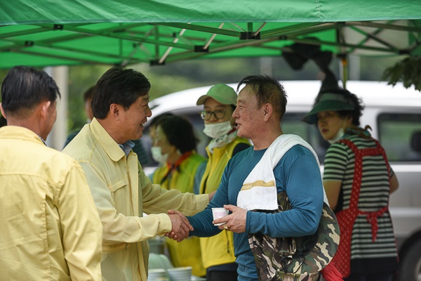 황명선 논산시장이 금산군으로 피해복구 자원봉사를 나온 시민들을 격려하고 있다.