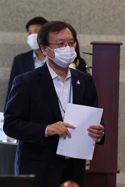 김거성 전 청와대 시민사회수석. 사진은 지난 10일 청와대에서 열린 수석·보좌관 회의에 참석하고 있는 모습. 