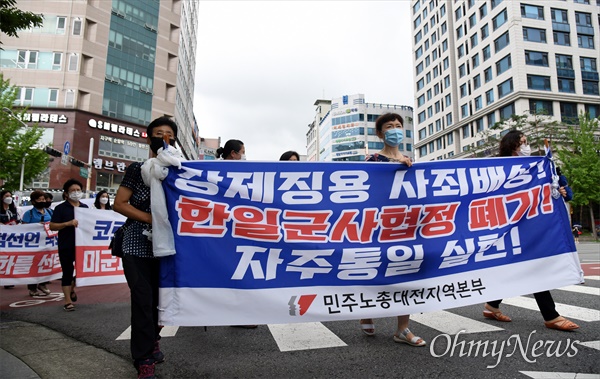  12일 저녁 대전평화의소녀상 앞에서 '광복75주년 대전 8.15민족자주대회'가 열린 가운데, 노동자들이 행사 시작 전 거리행진을 하고 있다.