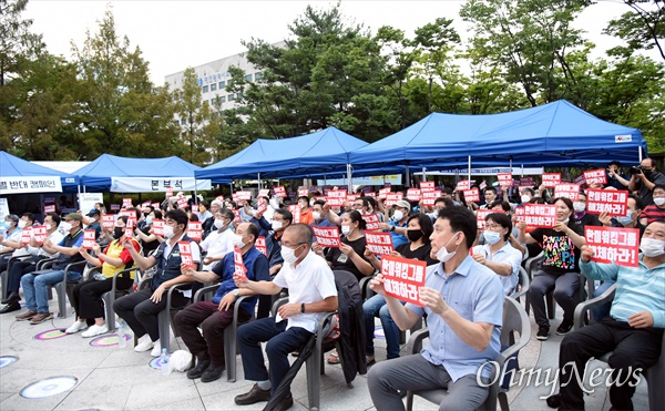 12일 저녁 대전평화의소녀상 앞에서 '광복75주년 대전 8.15민족자주대회'가 열렸다. 