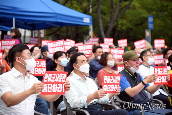  12일 저녁 대전평화의소녀상 앞에서 '광복75주년 대전 8.15민족자주대회'가 열렸다. 