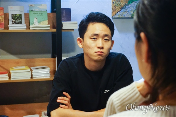 지난 5일 저녁, 조기현 작가가 서울 영등포구 독립서점 '일단 불온'에서 김성희씨와 인터뷰를 진행하는 모습. 