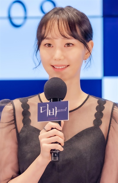 '디바' 이유영, 서늘하도록 아름답게 이유영 배우가 13일 오전 진행된 영화 <디바> 온라인 제작보고회에서 질문에 답하고 있다. <디바>는 다이빙계의 디바가 의문의 교통사고를 당한 후, 잠재되었던 욕망과 광기가 깨어나며 일어나는 미스터리 스릴러 작품이다. 9월 개봉.