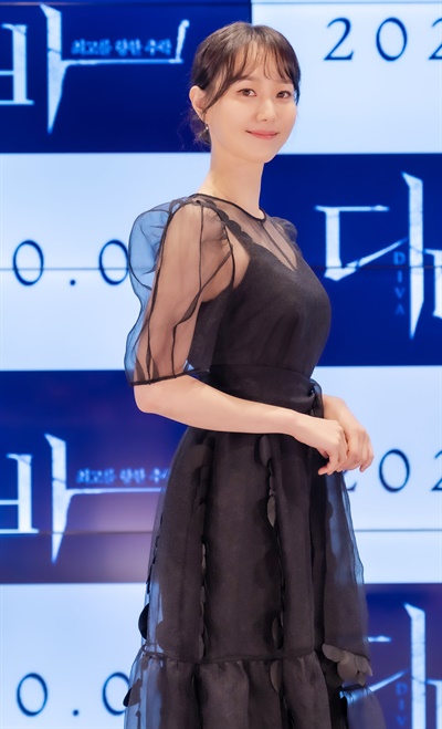 '디바' 이유영, 서늘하도록 아름답게 이유영 배우가 13일 오전 진행된 영화 <디바> 온라인 제작보고회에서 포즈를 취하고 있다. <디바>는 다이빙계의 디바가 의문의 교통사고를 당한 후, 잠재되었던 욕망과 광기가 깨어나며 일어나는 미스터리 스릴러 작품이다. 9월 개봉.