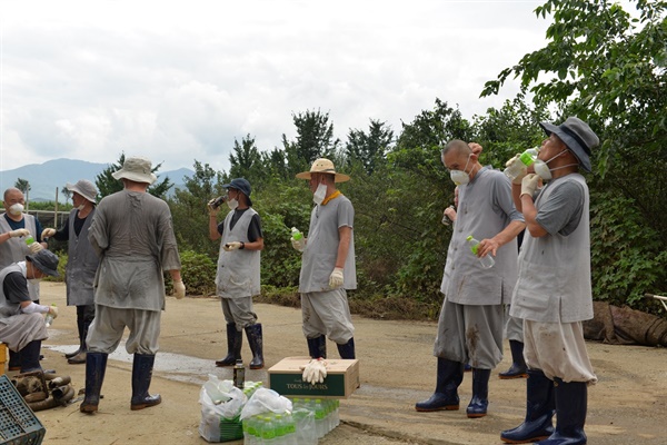 8월12일 구례지역에서 봉사활동을 펼치는 화엄사 선방 스님들이 잠시 휴식시간을 갖고 물과 음료를 마시고 있다. 