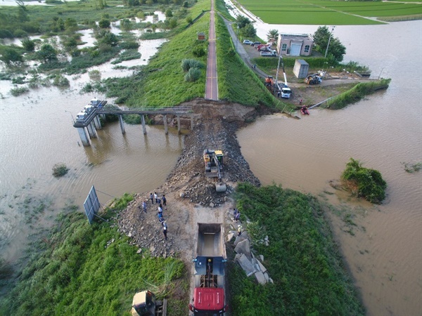 10일 경남 창년군 이방면 장천배수장 인근 낙동강 둑에서 응급 복구 작업이 시행되고 있다. 이곳은 폭우로 전날 오전에 길이 40여m가 유실됐다.