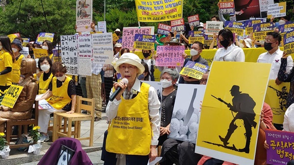 지난 6월 10일 열린 1443차 수요집회에서 발언 중인 김혜원 선생. 최근 정의기억연대와 관련한 논란에도 불구하고 어느 때보다 많은 시민들이 참가했다.
