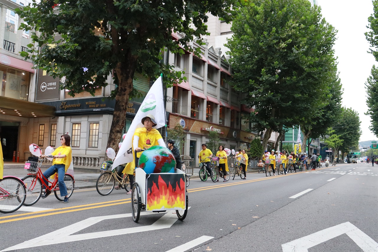 서울환경연합은 기후위기 비상행동에서 자전거 퍼포먼스를 진행했다.