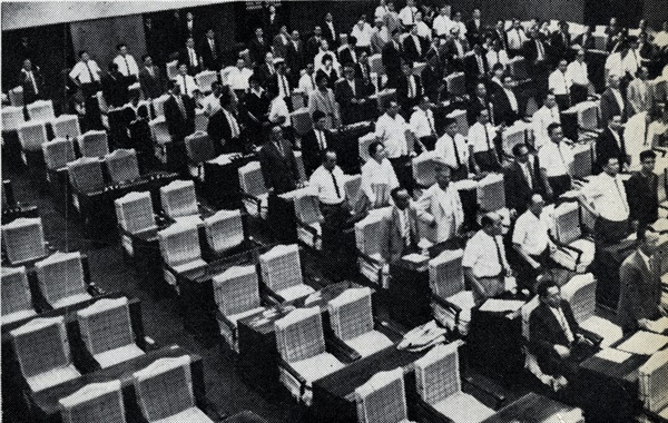 1965년 8월 14일, 한일협정비준안이 야당없는 공화당 일당 국회에서 통과되고 있는 모습. 
