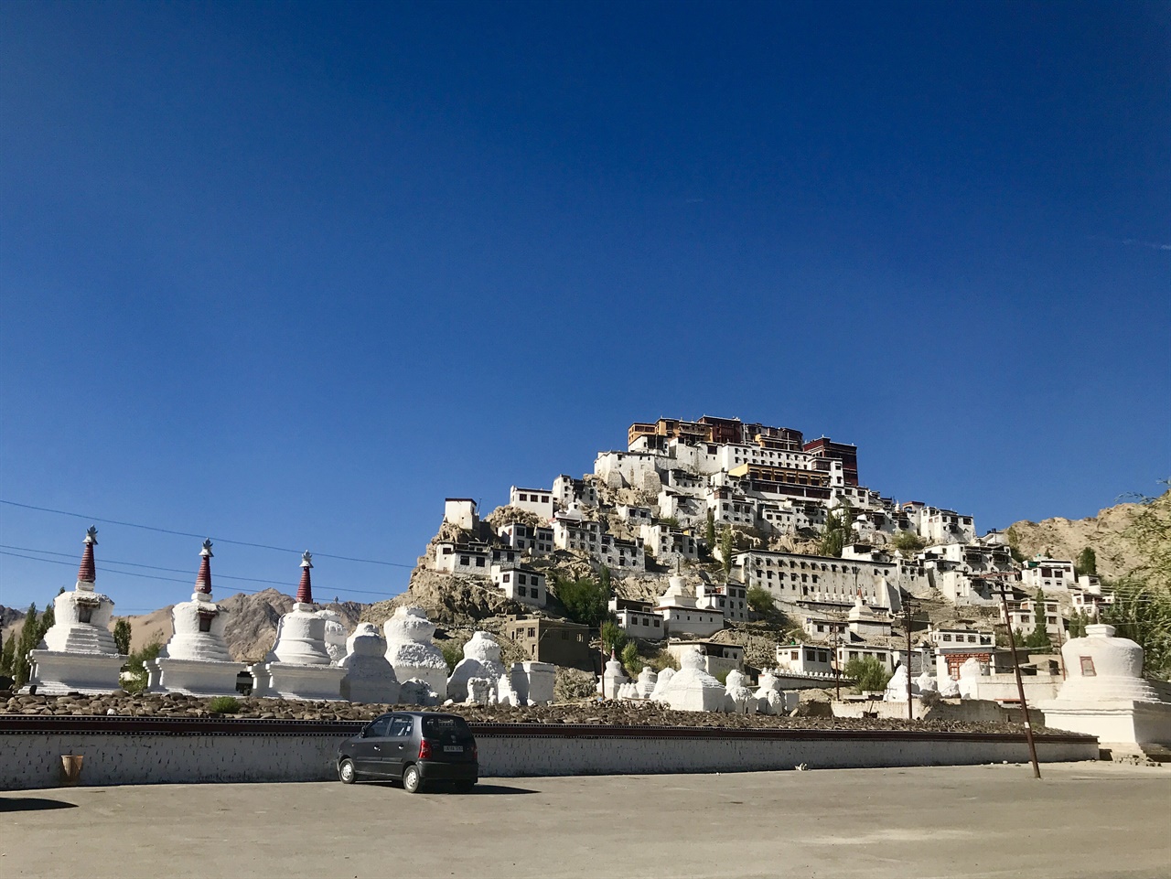 라다크의 중심지 레(Leh)에서 한 시간 정도 떨어진 곳에 자리한 불교사원, 틱세 곰파