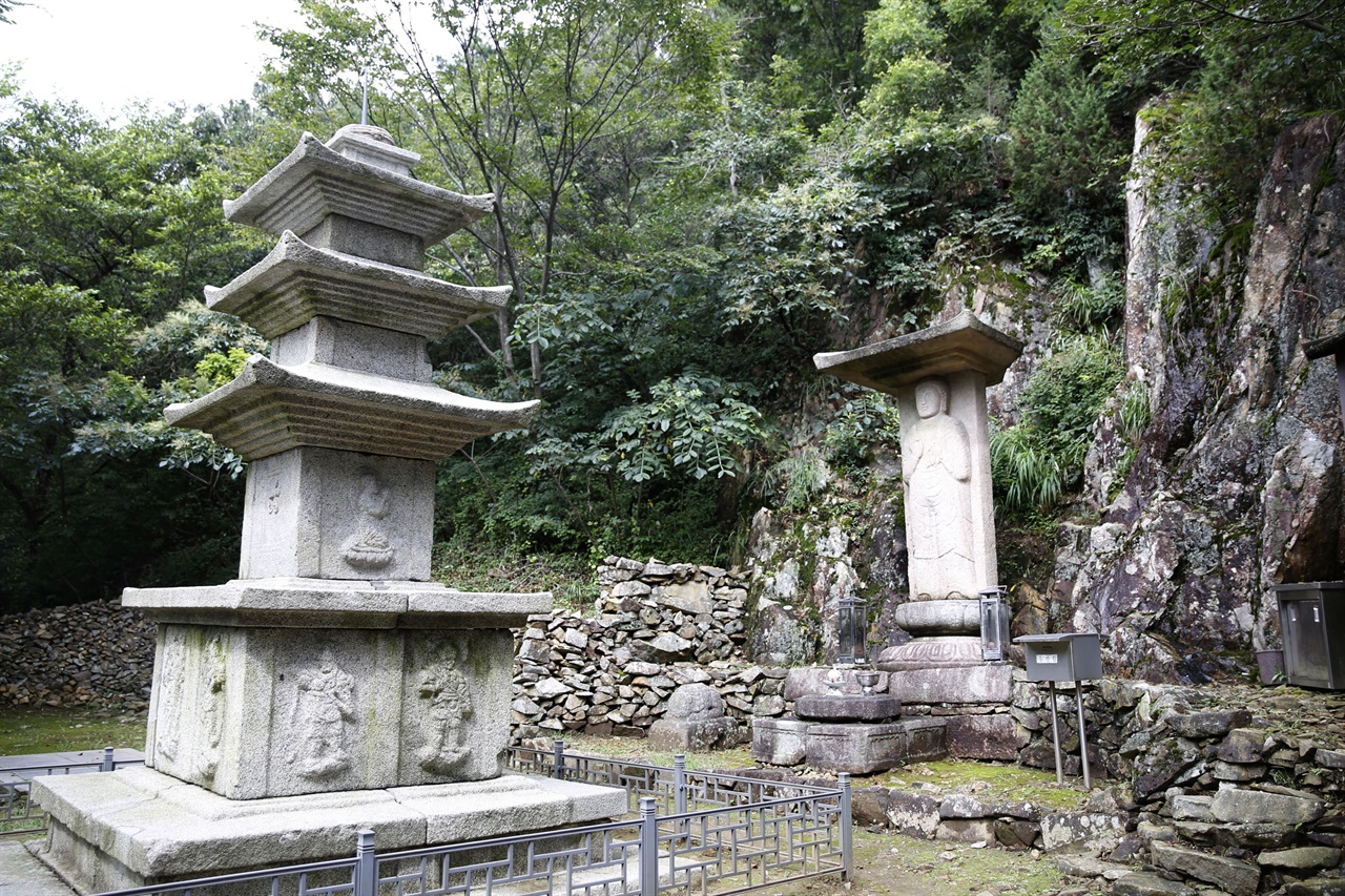 금둔사의 석탑과 석불. 금둔사가 보유하고 있는 귀한 문화재다.