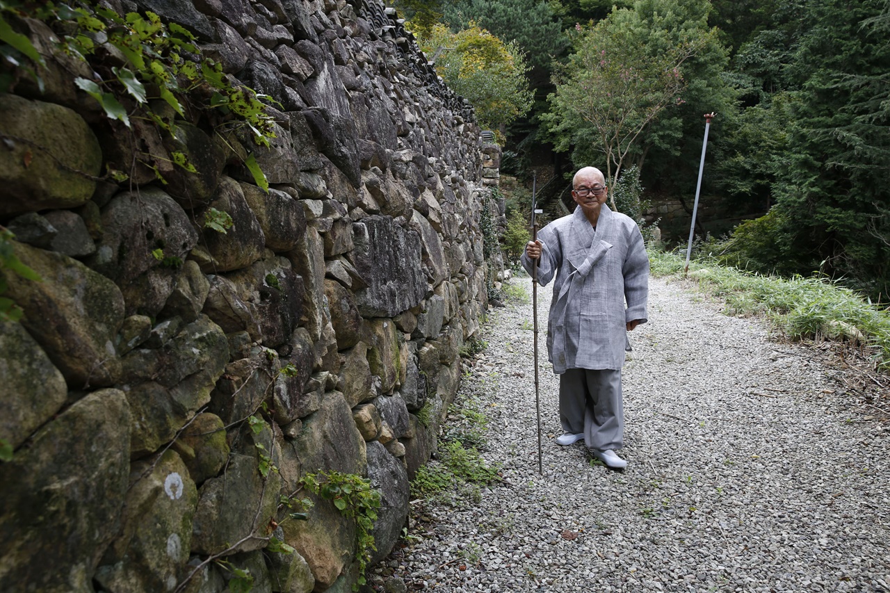 금둔사 경내를 걷고 있는 지허스님. 까만 대나무로 직접 만들었다는 지팡이가 눈길을 끈다.