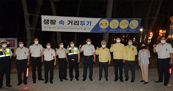 경포해수욕장을 찾은 강릉시의회 강희문 의장이 강릉경찰서 및 자율방법연합대 회원들을 격려했다.