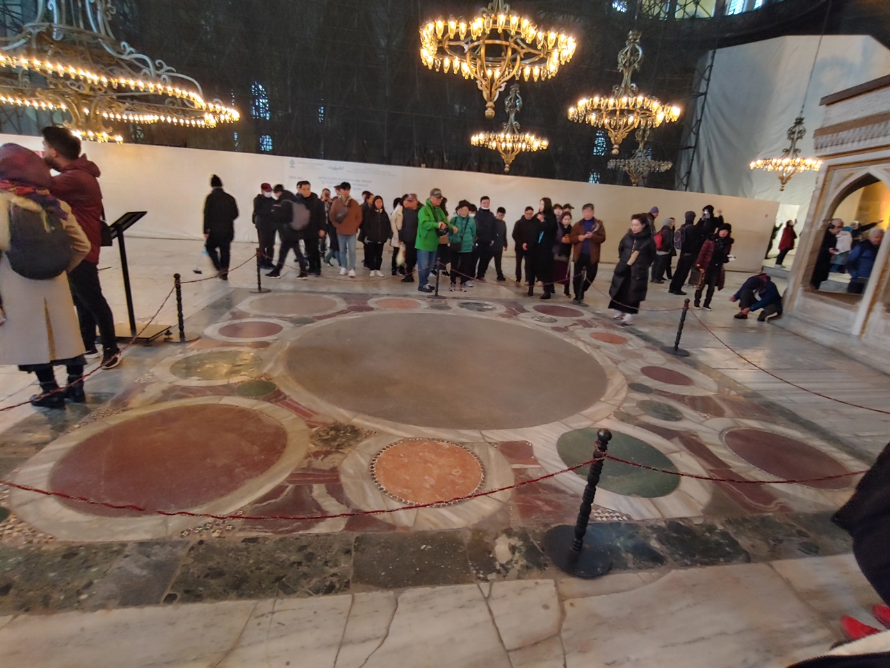 중앙 바닥에 녹색, 붉은색의 대리석 석판들이 모자이크 되어 있는 ‘우주의 배꼽’이라고 하는 오푸스 알렉산디리움(Opus Alexandrium). 일종의 중국인들이 품었던 중화사상과 같은 표식이다.