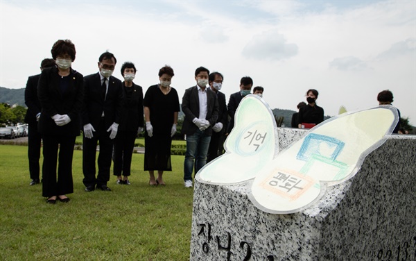 매년 8월 14일 ‘일본군 위안부 피해자 기림의 날’을 맞아 박상돈 천안시장(가운데), 황천순 천안시의회 의장과 시민단체 회원들이 인권운동가 고 김복동 할머니 묘소 앞에서 묵념하고 있다. 