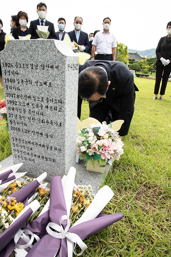 매년 8월 14일 ‘일본군 위안부 피해자 기림의 날’을 맞아 박상돈 천안시장이 망향의동산 장미묘역에 있는 고 김복동 할머니 묘소 앞에서 헌화하고 참배했다. 