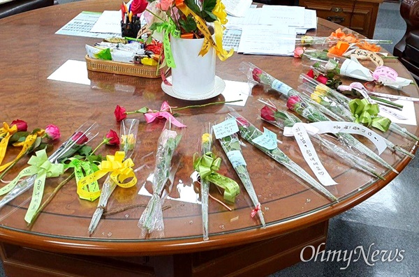 양산시민들이 임정섭 양산시의회 의장실에 응원 꽃다발을 보내고 있다.