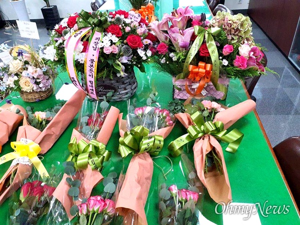양산시민들이 임정섭 양산시의회 의장실에 응원 꽃다발을 보내고 있다.