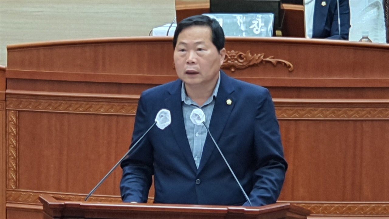 박상모 예산결산특별위원장이 제4회 추가경정예산안 심사보고를 하고 있다.