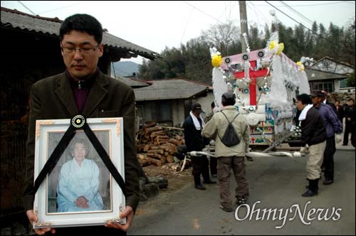 일본군위안부 피해자 고 김우명달 할머니가 경남 산청에 살다 2007년 별세했을 때 마을 사람들은 꽃상여를 태워 하늘나라로 보내드렸다.