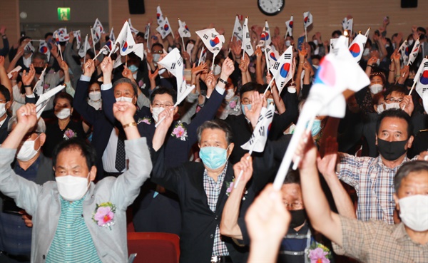 8월 15일 경남도청 신관 대강당에서 열린 제75주년 광복절 경축행사