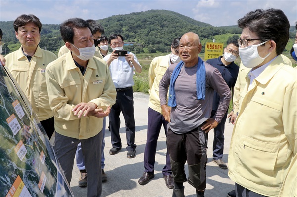 조명래 환경부 장관, 박재현 한국수자원공사 사장 등이 8월 15일 경남 합천 수해현장을 찾았다.