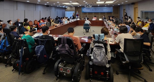 14일 오전 국회 의원회간 제1세미나실에서 열린 '권리중심 중증장애인 맞춤형 공공일자리 전국 확대 방안 국회 토론회'에 모습이다.