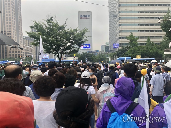 15일 보수 성향 단체 '일파만파'가 주최한 광화문 집회로 참가자들이 몰려들고 있다.