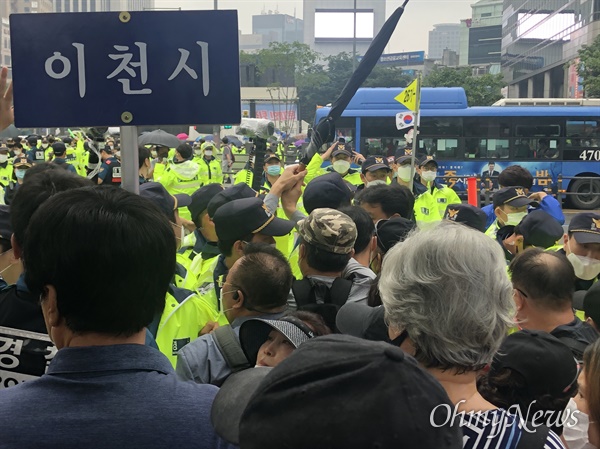 15일 보수 성향 단체 '일파만파'가 주최한 광화문 집회로 향하는 참가자들이 횡단보도를 건너던 중 경찰에 의해 길이 가로 막히자 몸싸움을 벌이고 있다.  