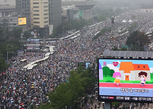  15일 오후 서울 종로구 동화면세점 앞에서 열린 정부와 여당 규탄 집회 참가자들이 세종대로를 가득 메우고 있다.