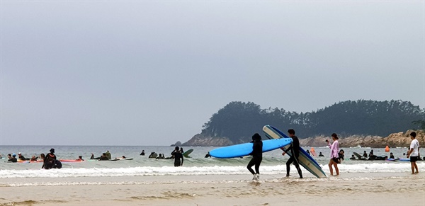 피서 막바지에 이른 15일 서핑족들이 만리포해수욕장을 찾아 서핑을 즐기고 있다.