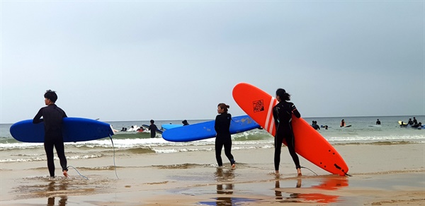 피서 막바지에 이른 15일 서핑족들이 만리포해수욕장을 찾아 서핑을 즐기고 있다.
