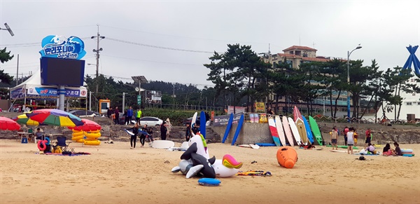 서핑 일번지 만리포니아 피서 막바지에 이른 15일 서핑족들이 만리포해수욕장을 찾아 서핑을 즐기기 위해 바다로 향하고 있다. 만리포니아 간판이 눈에 들어온다.